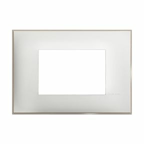 Placa embellecedora Classia de color Blanco Satinado - 3 módulos 