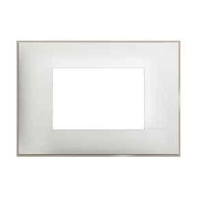 Placa embellecedora Classia de color Blanco Satinado - 3 módulos 